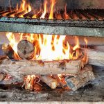 Sublimer les grillades avec la cuisson au feu de bois bruler-du-bois-de-chauffage-sur-un-foyer-KfUbvzG1Sv0