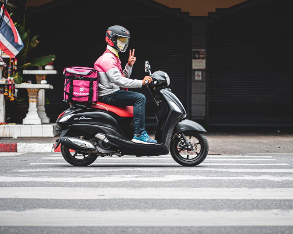assurez votre scooter électrique facilement avec notre couverture adaptée pour une protection optimale et une tranquillité d'esprit au quotidien.