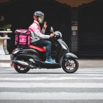 assurez votre scooter &eacute;lectrique facilement avec notre couverture adapt&eacute;e pour une protection optimale et une tranquillit&eacute; d'esprit au quotidien.