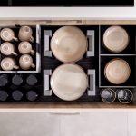Organiser facilement ses placards de cuisine pour gagner de la place et accéder rapidement à ses ustensiles découvrez nos conseils et astuces pour une organisation optimale de votre cuisine, alliant praticité et esthétisme pour un espace bien rangé et fonctionnel.