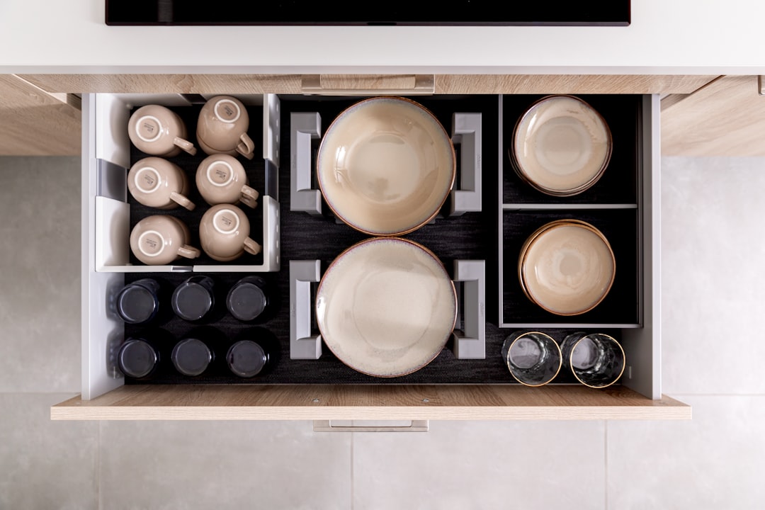 découvrez nos conseils et astuces pour une organisation optimale de votre cuisine, alliant praticité et esthétisme pour un espace bien rangé et fonctionnel.