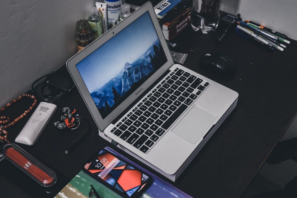 découvrez comment optimiser la durée de vie de la batterie de votre ordinateur portable grâce à nos conseils pratiques et astuces efficaces.