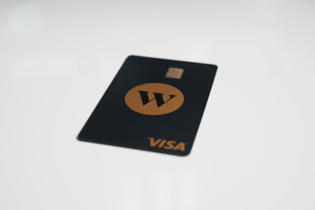 assurez vos voyages avec une carte de crédit offrant une couverture d'assurance voyage complète, pour partir l'esprit tranquille et profiter pleinement de vos aventures.