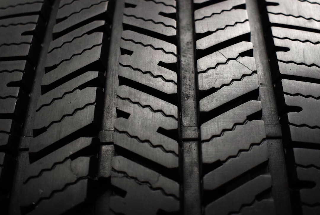 découvrez les avantages des pneus toutes saisons : performance sécurisée, adhérence optimale et adaptabilité aux conditions météorologiques variées toute l'année.