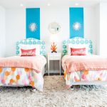 Aménager une chambre d’enfant sécurisée et créative coussins-blancs-et-rouges-sur-lit-floral-blanc-et-bleu-lz9W775oDyI