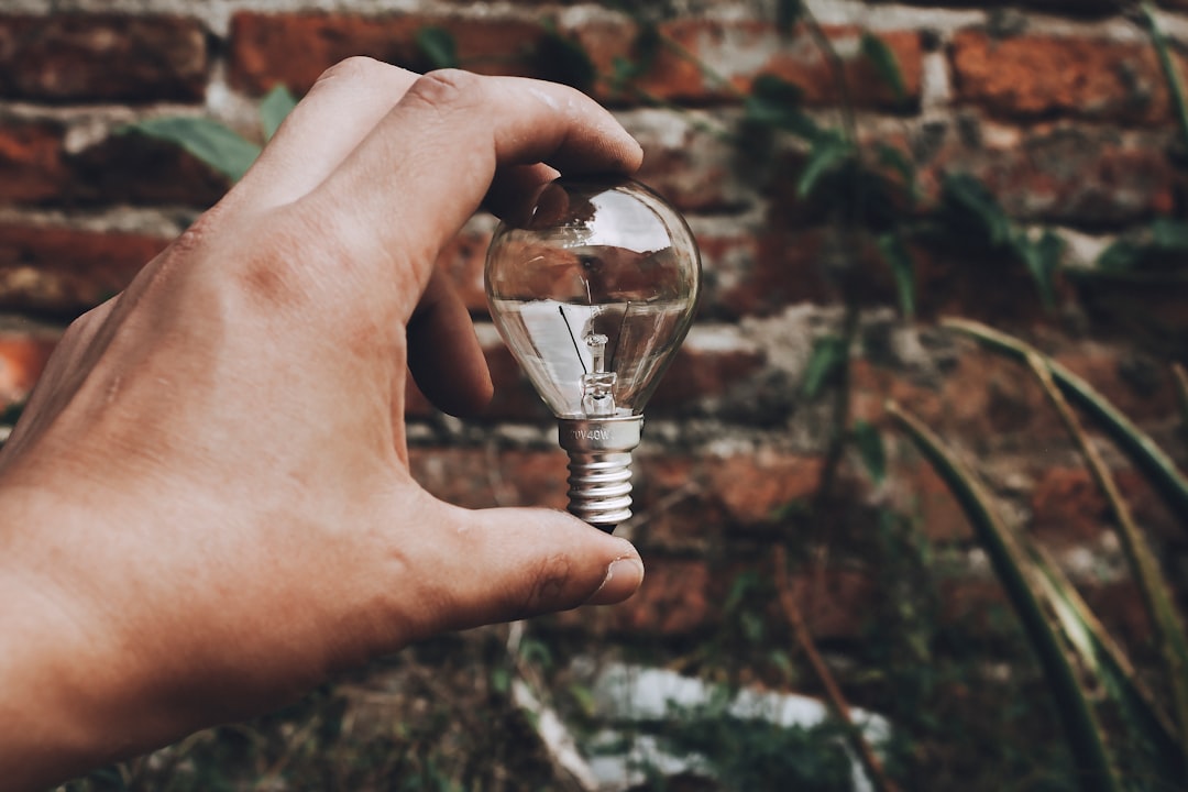 découvrez nos conseils et solutions innovantes pour économiser l'énergie au quotidien et réduire votre facture tout en protégeant l'environnement.