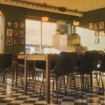 interieur-de-cafe-vide-avec-tables-et-chaises-qmSstWh3RNc