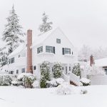 maisons-recouvertes-de-neige-pendant-la-journee-ljrQbQoOqhk