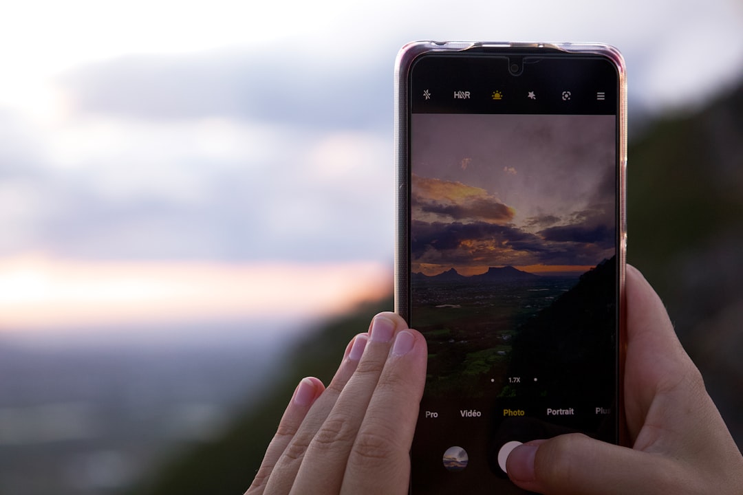 découvrez les techniques de photographie manuelle avec smartphone pour capturer des images de qualité professionnelle en maîtrisant les réglages avancés de votre appareil.