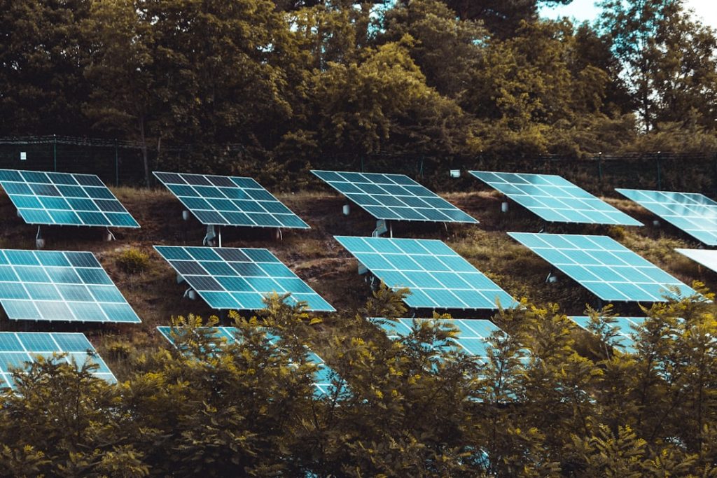 découvrez comment l'autoconsommation avec des panneaux solaires permet de réduire votre facture d'électricité tout en favorisant une énergie propre et renouvelable.