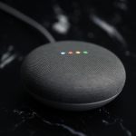 un-google-home-mini-assis-sur-une-table-S13qX-DHSFQ