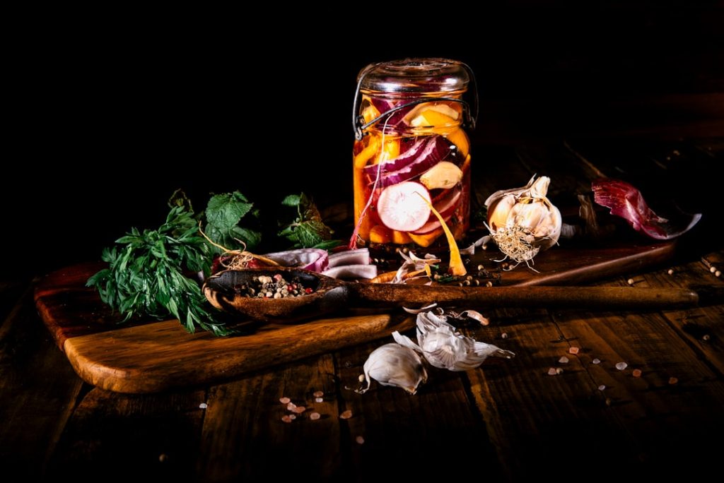découvrez les techniques de fermentation des légumes pour préserver leurs saveurs et leurs bienfaits. apprenez à réaliser facilement des légumes fermentés maison, riches en probiotiques naturels.