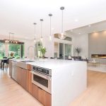 Tendances déco pour une maison moderne et chaleureuse comptoir-de-cuisine-blanc-et-brun-UPbYh3A5cdg